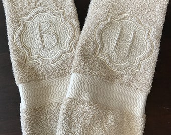 Monogrammed Hand Towel, Initial Hand Towel, Decorative Towel, Personalized Wedding Gift, Anniversary Present, Traditional Bathroom Decor