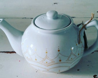 Beautiful elegant hand painted 5 cup teapot - intricate gold deign
