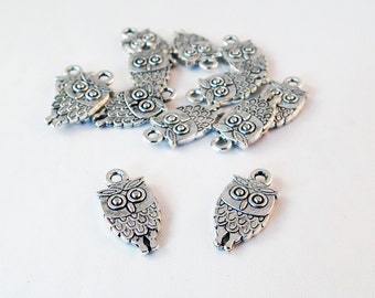 BCP106 - 2 charms pendants OWL designs silver metal feathers / 2 Antiqued Silver Cute Owl during Feather Charm Vintage parts