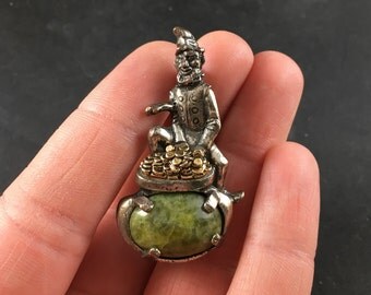 Stunning Irish St Patrick's Day Leprechaun and Pot of Gold Brooch Pin With a Green Stone