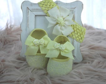 Baby shoes with matching head band in yellow-shoes and head band with yellow satin roses-set baby shoes and head band yellow