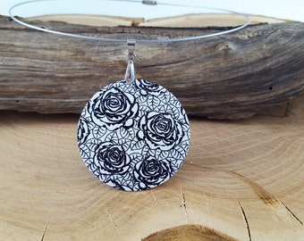Necklace with pendant round