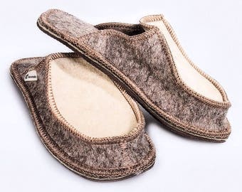 Men's felt Slippers, made in Russia, 100% wool Slippers with a closed toe.