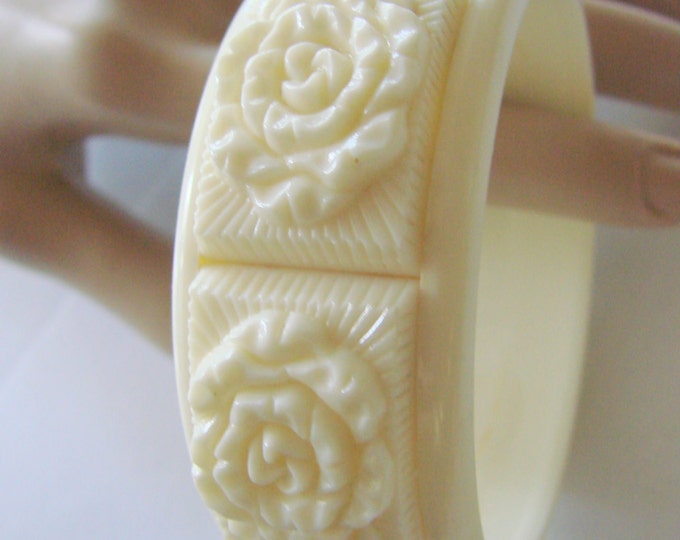 Vintage Molded Early Plastic Ivory White Celluloid Bangle Bracelet Jewelry Jewellery