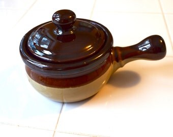 Single Clay French Onion Soup Crock with Handle and Lid. Vintage 3 Tone Brown Drip Chili Bowl - VC339