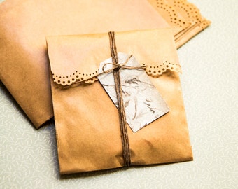 Mini paper bags kraft brown great quality (set of 10) 9,5cm x 13cm plus flap (bags made in germany, hand-made lace cut)