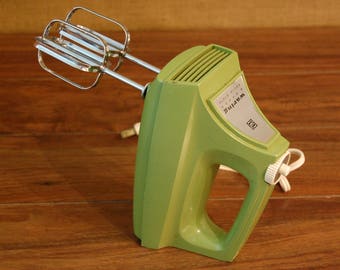 Vintage Waring Hand Held Mixer, vintage avocado green color,with beaters, excellent condition, vintage kitchen ware, ready to use or display