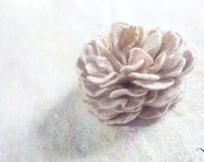 Merino Wool Silk Felted Brooch Pretty Pink Beige Boho Retro Look Flower Scarf Pin Brooch Spring Elegant Bridal Corsage Wedding Fashion