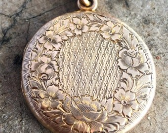 Floral Engraved Locket / Vintage Gold Locket with Chain