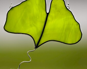 stained glass green ginkgo biloba leaf suncatcher, stain glass ginkgo ornament, green leaf, glass leaf