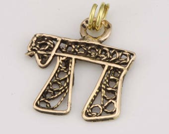 14Kt Gold Filigree Open Work Chai 1980s Pendant Charm Jewish Judaica