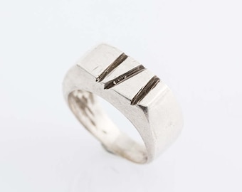 Handade silver ring with grooves