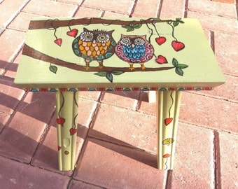 OWL LOVE STOOL. wedding gift, fireplace bench, wood stool, tabouret en bois, pendaison crémaillère, cadeau mariage. Hand Painted Furniture