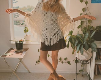 VTG Bohemian White Knit Poncho || Hippie Boho Chic Crochet Shall w/ Fringe