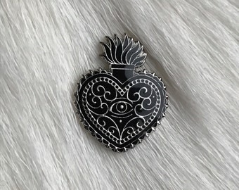Black / metal pin 'sacred heart'