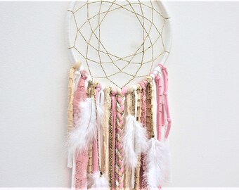 Attrape rêves rose avec plumes