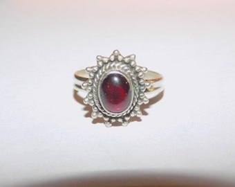 Stunning garnet and sterling silver ring size 6