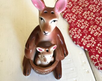 Kangaroo Salt and Pepper Shakers, Vintage Ceramic Salt and Pepper Shaker, Animal Salt and Pepper, Retro Old, Cute Fun Charming, Mommy Baby