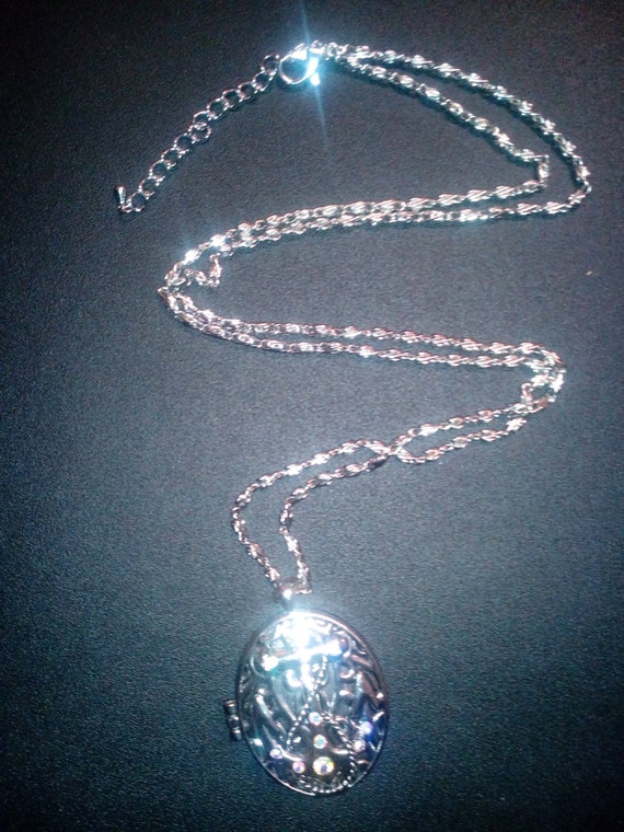 bead landing Anchor necklace