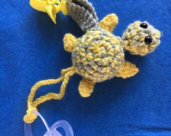 Attache tetine tortue verte et jaune en crochet