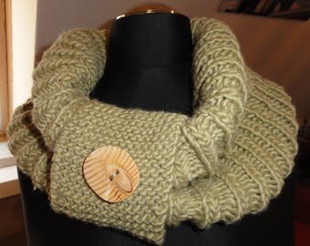 Loop with wooden button olive