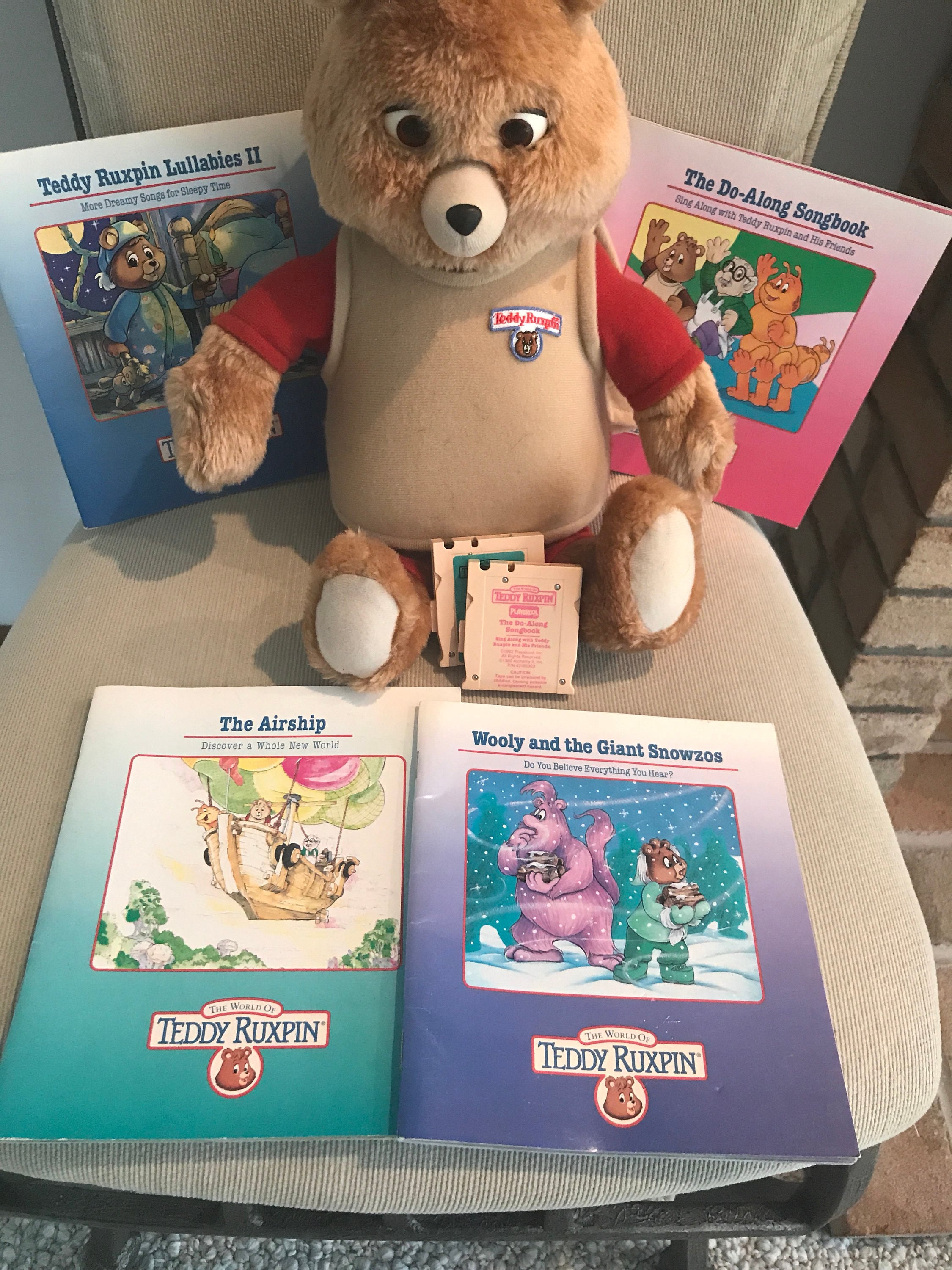 Original Teddy Ruxpin Talking Doll with Casset Tapes ans 4