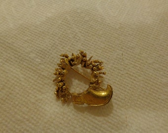 Brooch. Golden Florenza Signed Wreath brooch with shoe