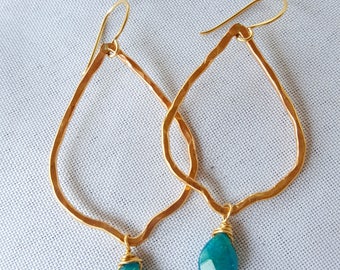 Gold hammered earrings with apatite briolettes