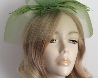 GREEN CRIN FASCINATOR, With feathers, On a clip