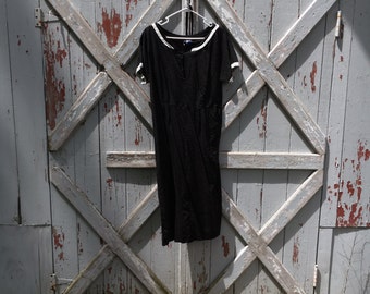 Wiggle it - 1960s textured black wiggle dress S M L