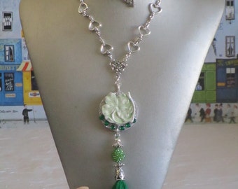 Ravissant collier pendentif perles et céramique sur bois argenté "Un arbre de vie "