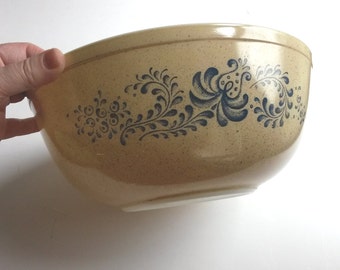 Pyrex Large 4 Qt. Homestead Bowl - B10