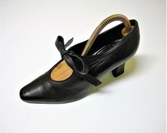 Vintage Authenic FENDI Black Leather Pumps - Size 36