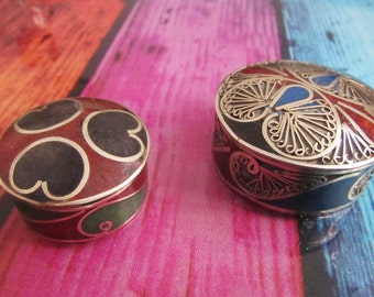 Coppia di scatoline artigianali Marocco. Argento etnico con decori smaltati. Lavorate a mano - vintage