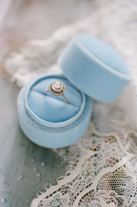 Velvet ring box vintage style light blue by AmonieRingBoxes