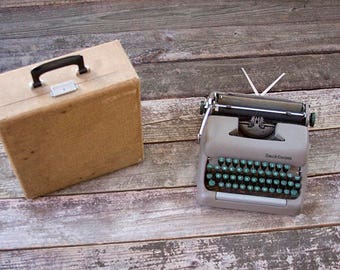 Vintage Smith Corona Portable Typewriter 5A Series Gold Tone Carrying Case Green Keys 1955