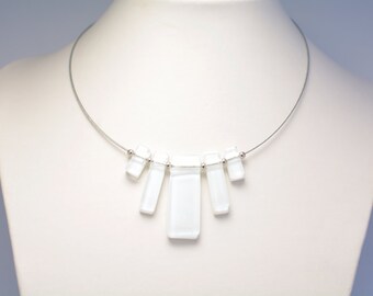 Collier en verre fusionné et billes de métal blanc