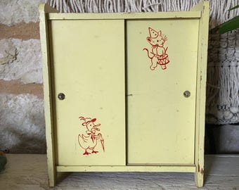 Armoire à poupée vintage - Grenier d'enfance