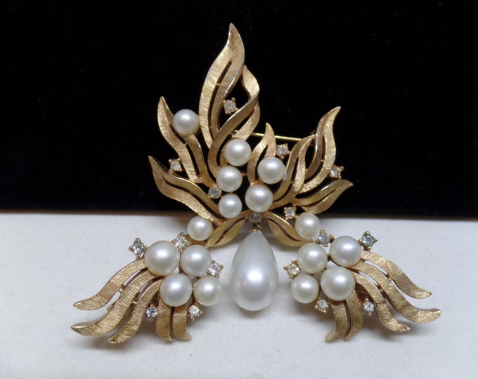 CROWN TRIFARI Signed Vintage Brushed Goldtone Pearl & Crystal Brooch Set!