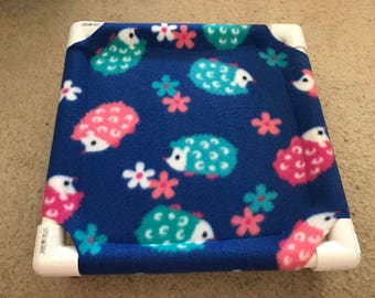 Elevated cot bed for guinea pigs