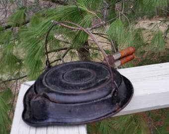 Antique Wagner Cast Iron Waffle Iron No. 8 1910