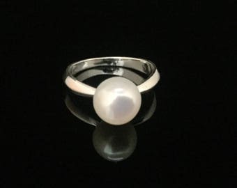 White Pearl Ring // 925 Sterling Silver // Simple Setting // Natural Freshwater Pearl