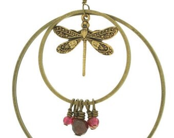 Sautoir "En suspension" corail rouge anneaux nacre laiton bronze chaine pompon classique romantique fin leger libellule insecte
