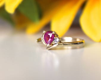 Tiny little Vintage ruby ring, pear shaped ruby, vintage gold ring