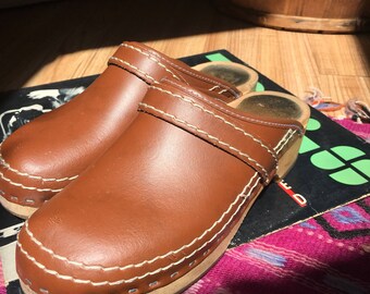 Vintage 1970s Tan Leather and Wooden Clogs Womens Leahter Retro Mules Size European 39 or womens us 8-9