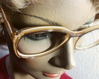 Unusual eyeglass frame of Atrio
