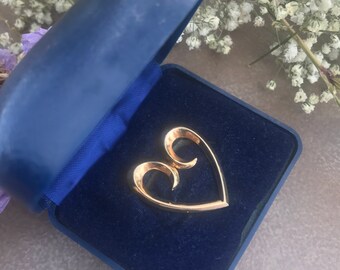 14K Gold Scroll Heart Brooch