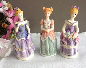Figurine de collection marquises. petites statuettes princesses. Poupées de décoration style XIXème siècle. POupées miniatures robe duchesse
