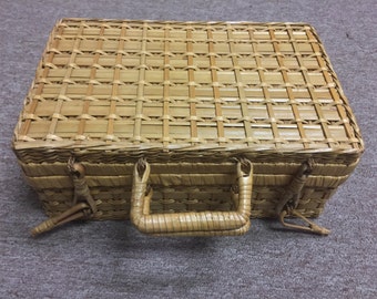 Vintage Woven Picnic Basket - Woven - Wicker - Clasps