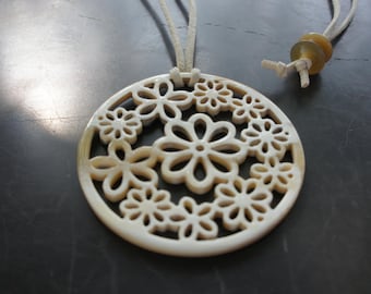 SALES OFF 30% - a nice handmade buffalo horn flower pendant in creamy color -Pendentif en corne de buffle